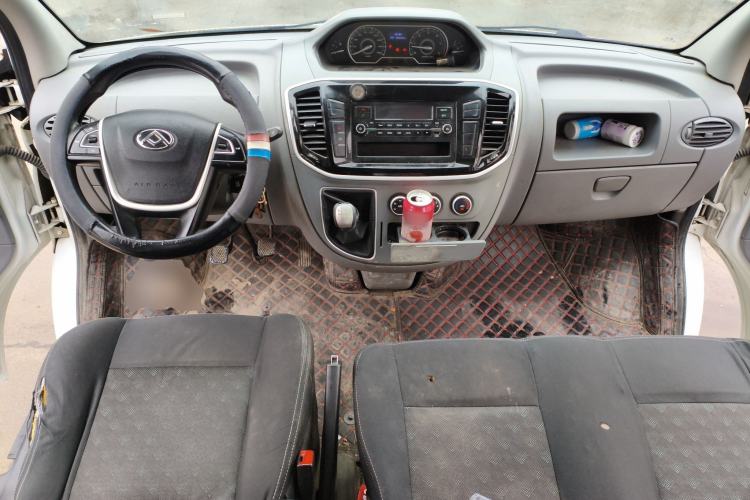 Used SAIC MAXUS Xintu V80 2019 2.5T Classic Model 6-Speed Manual Aotong Long Wheelbase Mid-Height 7-Seater Center Console