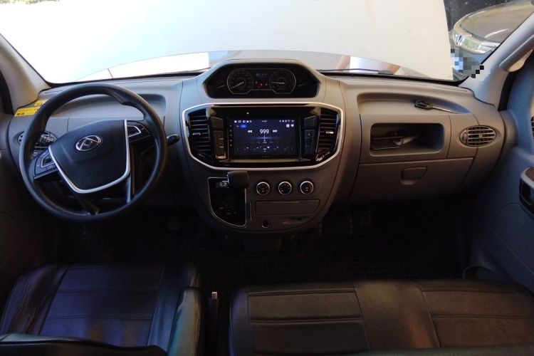 Used SAIC MAXUS Xintu V80 2019 2.5T Classic AMT Van Short Wheelbase Mid-Roof 6-Seater Center Console