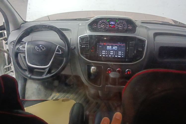 Used SAIC MAXUS Xintu V80 2019 2.5T Classic Edition 6-Speed Manual – Aoyuntong Short Wheelbase Mid-Height Design 5/6 Seats Center Console