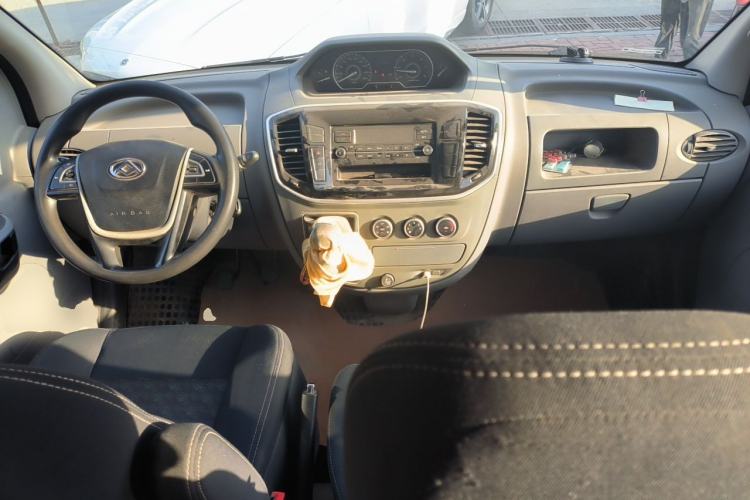 Used SAIC MAXUS Xintu V80 2019 2.5T Classic Model 6-Speed Manual Aotong Long Wheelbase Mid-Height 7-Seater Center Console