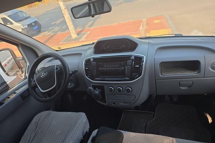 Used SAIC MAXUS Xintu V80 2019 2.5T Classic Edition 6-Speed Manual – Aoyuntong Modified Version Short Wheelbase Mid-Height Roof 5/6 Seats Center Console