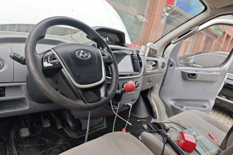 Used SAIC MAXUS Xintu V80 2019 2.5T Classic 6-Speed Manual Van Short Wheelbase Mid-Roof Design 2/3 Seats Center Console