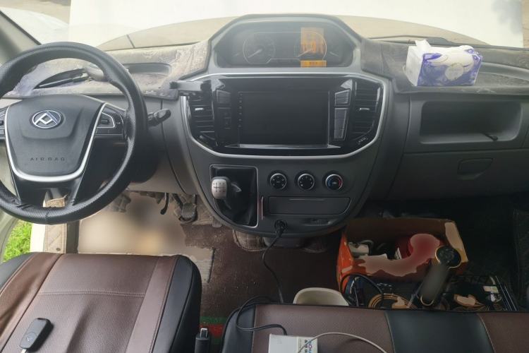 Used SAIC MAXUS Xintu V80 2019 2.5T Classic Model 6-Speed Manual Aotong Long Wheelbase Mid-Height 7-Seater Center Console