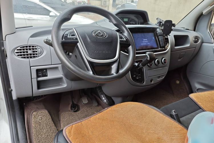Used SAIC MAXUS Xintu V80 2019 2.5T Classic Model AMT Aoyuntong Long Wheelbase Mid-Roof 7-Seater Center Console
