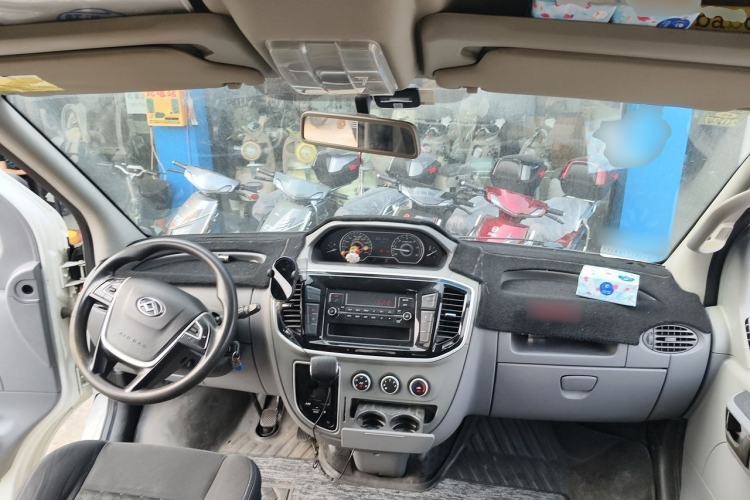 Used SAIC MAXUS Xintu V80 2019 2.0T Plus AMT Aoyuntong Short Wheelbase Mid-Roof 5/6-Seater Center Console