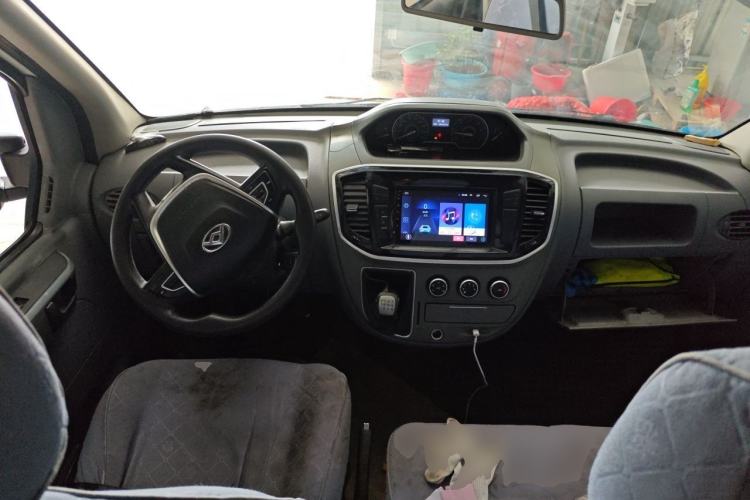 Used SAIC MAXUS Xintu V80 2019 2.5T Classic Model 6-Speed Manual Aotong Long Wheelbase Mid-Height 7-Seater Center Console
