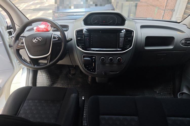 Used SAIC MAXUS Xintu V80 2019 2.5T Classic Model AMT Aoyuntong Short Wheelbase Ultra-Low Roof 5/6-Seater Center Console