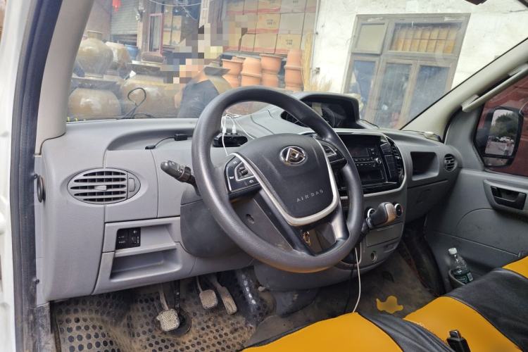 Used SAIC MAXUS Xintu V80 2019 2.5T Classic Model 6-Speed Manual Aotong Long Wheelbase Mid-Height 7-Seater Center Console