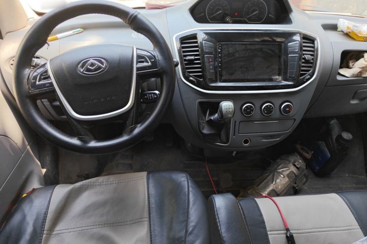 Used SAIC MAXUS Xintu V80 2019 2.5T Classic Model 6-Speed Manual – Aotong Long Wheelbase High-Roof 7-Seater Center Console