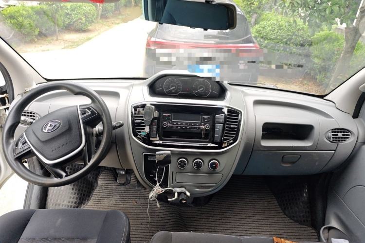 Used SAIC MAXUS Xintu V80 2019 2.5T Classic AMT Van Short Wheelbase Mid-Roof 6-Seater Center Console