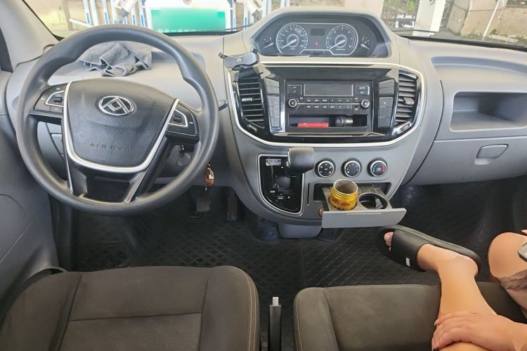 Used SAIC MAXUS Xintu V80 2019 2.5T Classic Model AMT Aoyuntong Short Wheelbase Ultra-Low Roof 5/6-Seater Center Console