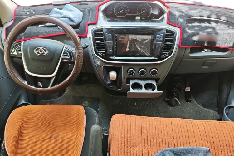 Used SAIC MAXUS Xintu V80 2019 2.5T Classic Model 6-Speed Manual Aotong Long Wheelbase Mid-Height 7-Seater Center Console