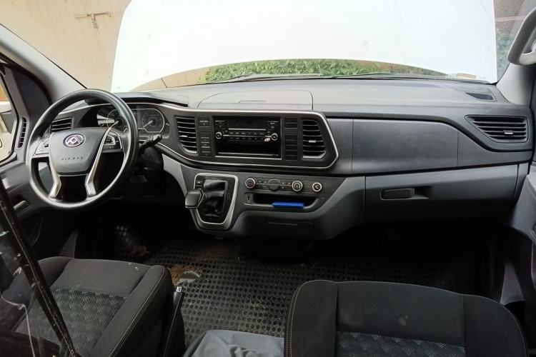 Used SAIC MAXUS Xintu V80 2019 2.0T Plus AMT Aoyuntong Short Wheelbase Ultra-Low Roof 5/6-Seater Center Console