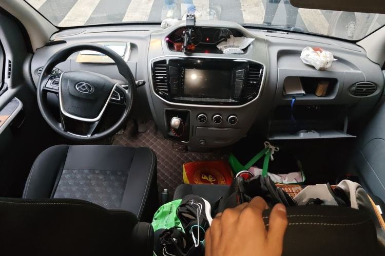 Used SAIC MAXUS Xintu V80 2019 2.5T Classic Model 6-Speed Manual Aotong Long Wheelbase Mid-Height 7-Seater Center Console