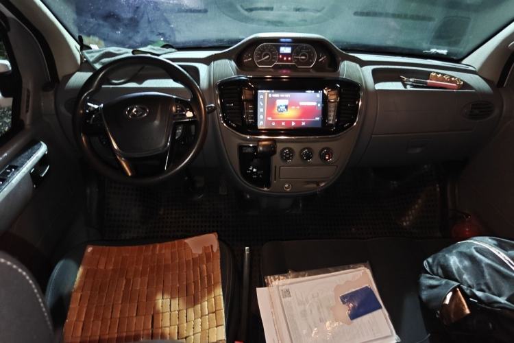 Used SAIC MAXUS Xintu V80 2019 2.0T Plus AMT Aoyuntong Short Wheelbase Mid-Roof 5/6-Seater Center Console