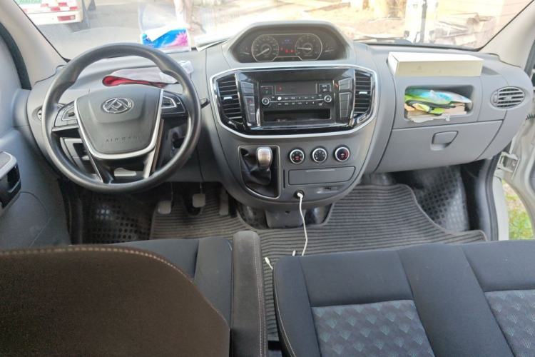 Used SAIC MAXUS Xintu V80 2019 2.5T Classic Model 6-Speed Manual – Aoyuntong Short Wheelbase Ultra-Low Roof 5/6 Seats Center Console