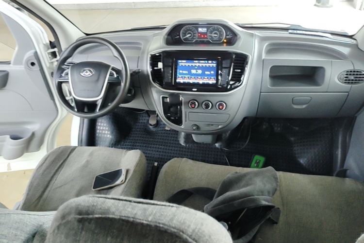 Used SAIC MAXUS Xintu V80 2019 2.5T Classic AMT Aoyuntong Short Wheelbase Mid-Roof 5/6-Seater Center Console