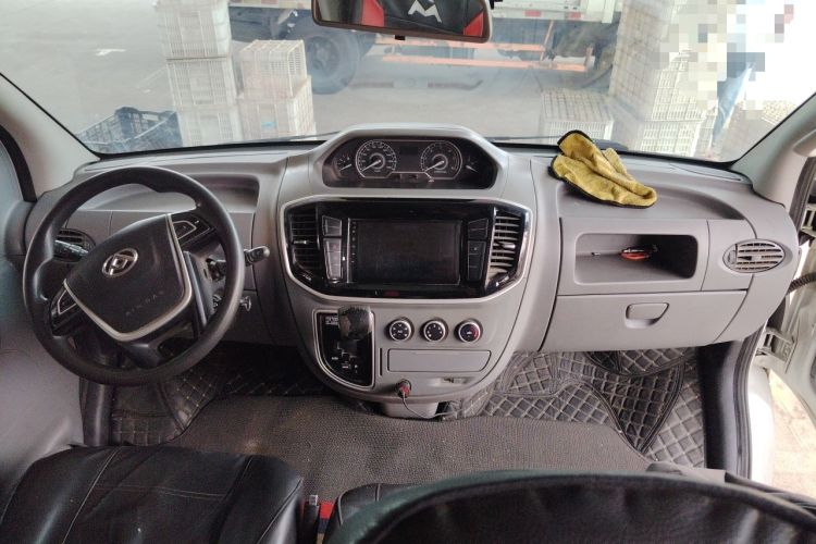 Used SAIC MAXUS Xintu V80 2019 2.5T Classic Model AMT Aoyuntong Long Wheelbase Mid-Roof 7-Seater Center Console