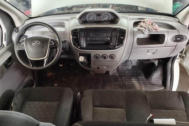 Used SAIC MAXUS Xintu V80 2019 2.5T Classic Edition 6-Speed Manual – Aoyuntong Modified Version Short Wheelbase Mid-Height Roof 5/6 Seats Center Console