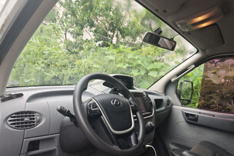 Used SAIC MAXUS Xintu V80 2019 2.5T Classic 6-Speed Manual Van Short Wheelbase Mid-Roof 6-Seater Center Console
