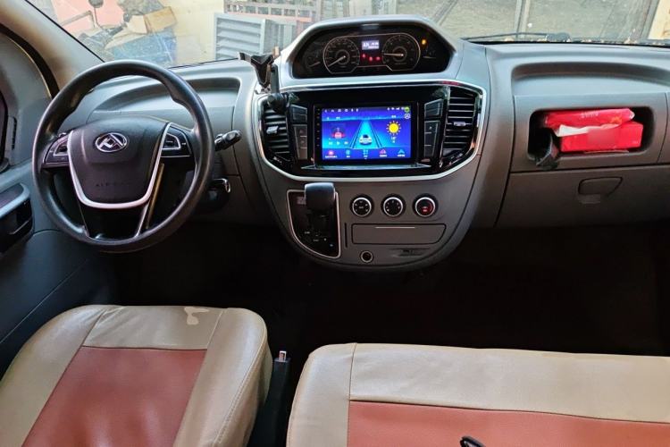 Used SAIC MAXUS Xintu V80 2019 2.5T Classic Model AMT Aoyuntong Facelifted Short Wheelbase Ultra-Low Roof 5/6-Seater Center Console