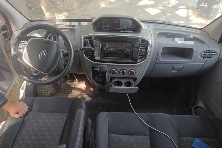 Used SAIC MAXUS Xintu V80 2019 2.5T Classic Model AMT Aoyuntong Long Wheelbase Mid-Roof 7-Seater Center Console