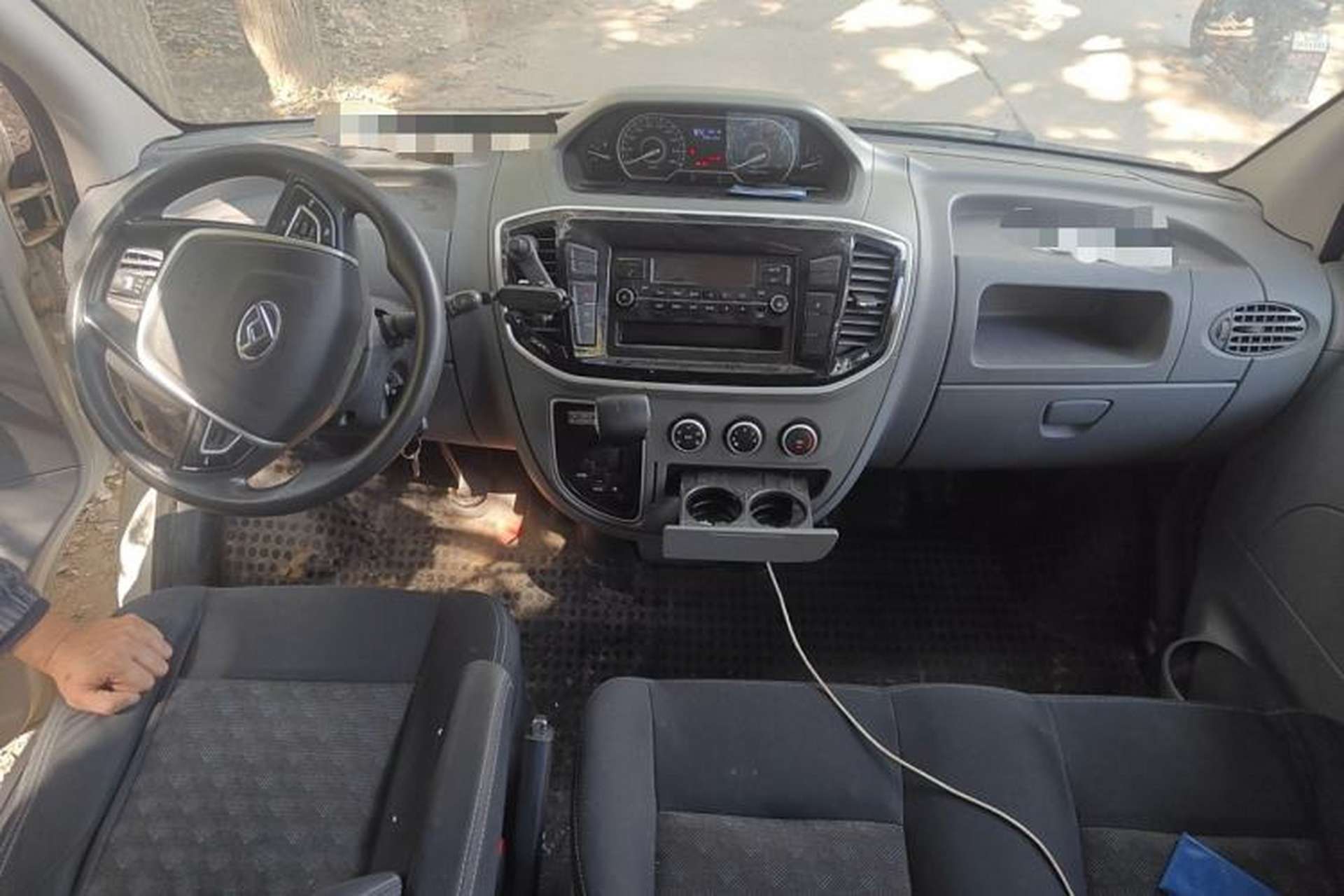 Used SAIC MAXUS Xintu V80 2019 2.5T Classic Model AMT Aoyuntong Long Wheelbase Mid-Roof 7-Seater Center Console