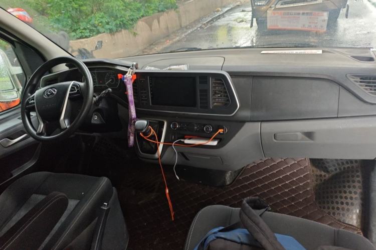 Used SAIC MAXUS Xintu V80 2019 2.0T Plus AMT Aoyuntong Short Wheelbase Ultra-Low Roof 5/6-Seater Center Console
