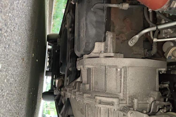 Used SAIC MAXUS Xintu V80 2019 2.5T Classic Model AMT Aoyuntong Facelifted Short Wheelbase Ultra-Low Roof 5/6-Seater Chassis Front