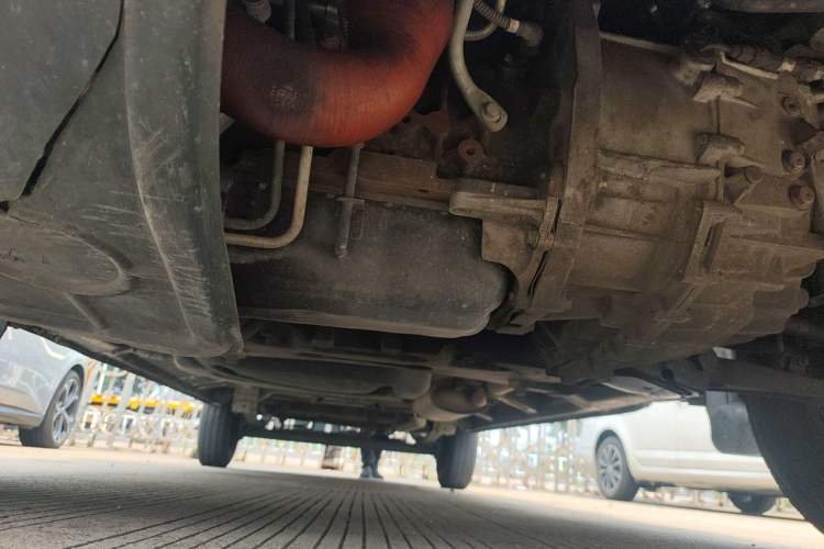 Used SAIC MAXUS Xintu V80 2019 2.5T Classic Version 6-Speed Manual – Aoyuntong Modified Long Wheelbase Mid-Height 7-Seater Chassis Front