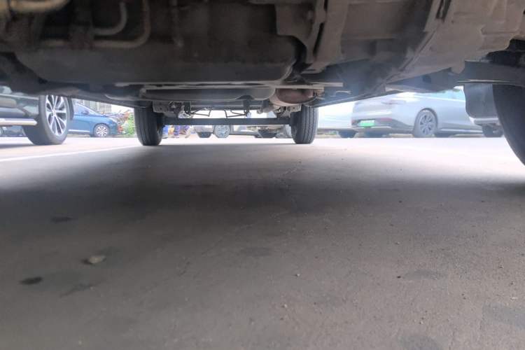 Used SAIC MAXUS Xintu V80 2019 2.5T Classic Model 6-Speed Manual Aotong Long Wheelbase Mid-Height 7-Seater Chassis Front