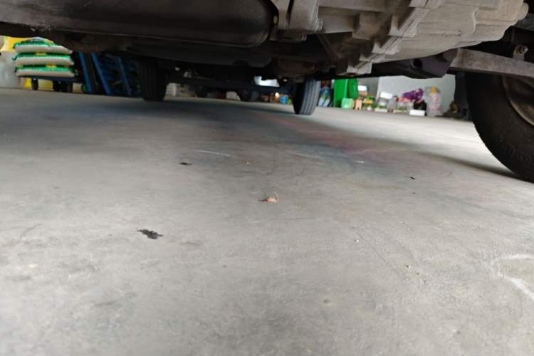 Used SAIC MAXUS Xintu V80 2019 2.5T Classic Model 6-Speed Manual Aotong Long Wheelbase Mid-Height 7-Seater Chassis Front