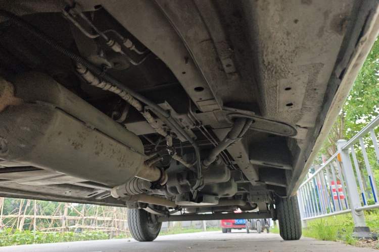 Used SAIC MAXUS Xintu V80 2019 2.0T Plus 6-speed Manual – Aotong Long Wheelbase Mid-Height 7-Seater Chassis Front Left