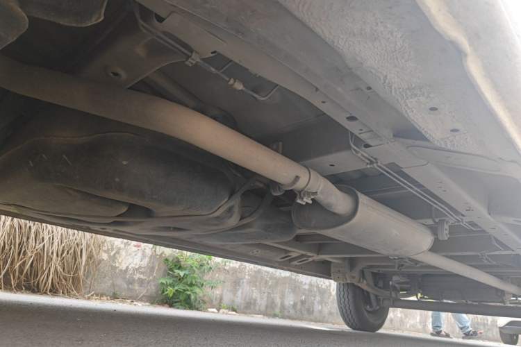 Used SAIC MAXUS Xintu V80 2019 2.5T Classic Model 6-Speed Manual Aotong Long Wheelbase Mid-Height 7-Seater Chassis Front Left