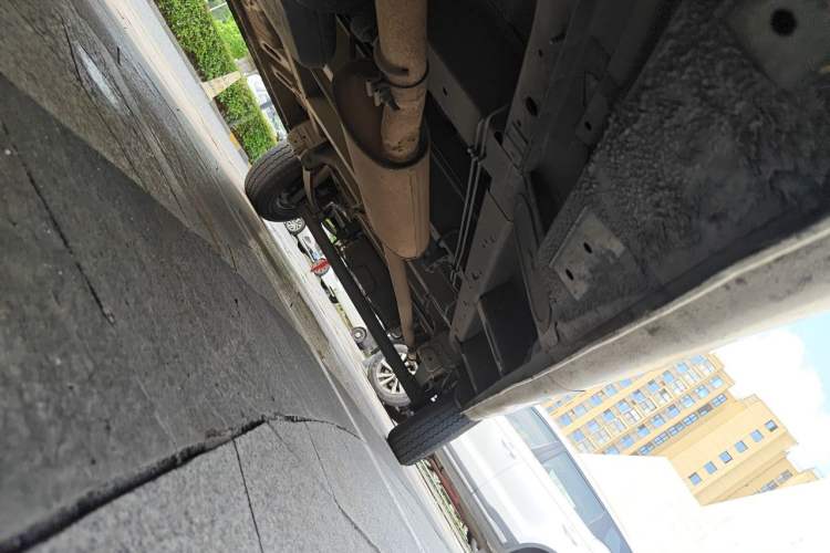 Used SAIC MAXUS Xintu V80 2019 2.5T Classic Version 6-Speed Manual – Aoyuntong Modified Long Wheelbase Mid-Height 7-Seater Chassis Front Left