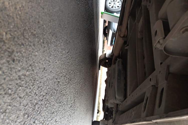 Used SAIC MAXUS Xintu V80 2019 2.5T Classic Model 6-Speed Manual Aotong Long Wheelbase Mid-Height 7-Seater Chassis Front Left
