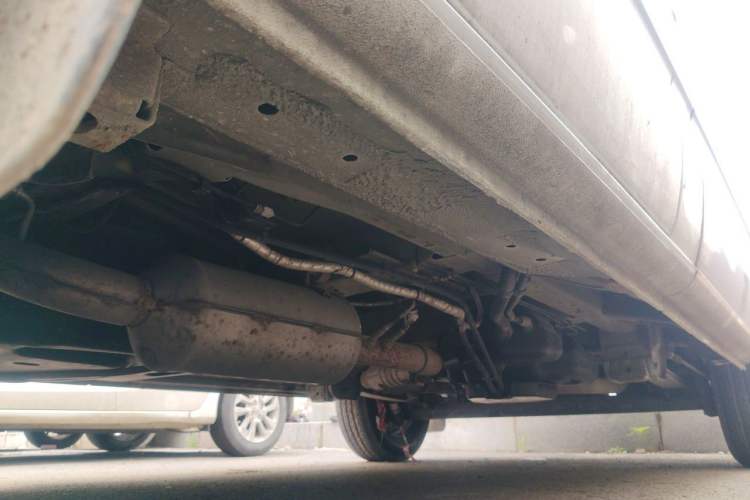 Used SAIC MAXUS Xintu V80 2019 2.0T Plus 6-Speed Manual – Aoyuntong Short Wheelbase Ultra-Low Roof 5/6-Seater Chassis Front Left