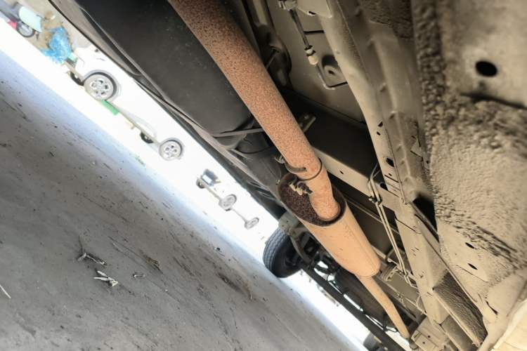 Used SAIC MAXUS Xintu V80 2019 2.5T Classic Version 6-Speed Manual – Aoyuntong Modified Long Wheelbase Mid-Height 7-Seater Chassis Front Left