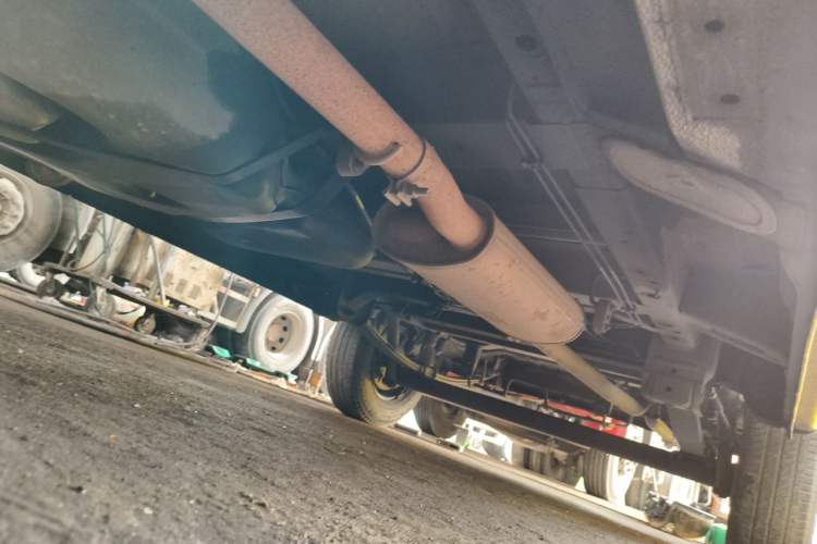 Used SAIC MAXUS Xintu V80 2019 2.5T Classic Edition 6-Speed Manual – Aoyuntong Modified Version Short Wheelbase Mid-Height Roof 5/6 Seats Chassis Front Left