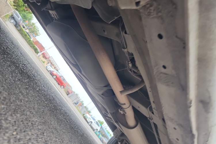 Used SAIC MAXUS Xintu V80 2019 2.5T Classic Model 6-Speed Manual Aotong Long Wheelbase Mid-Height 7-Seater Chassis Front Left
