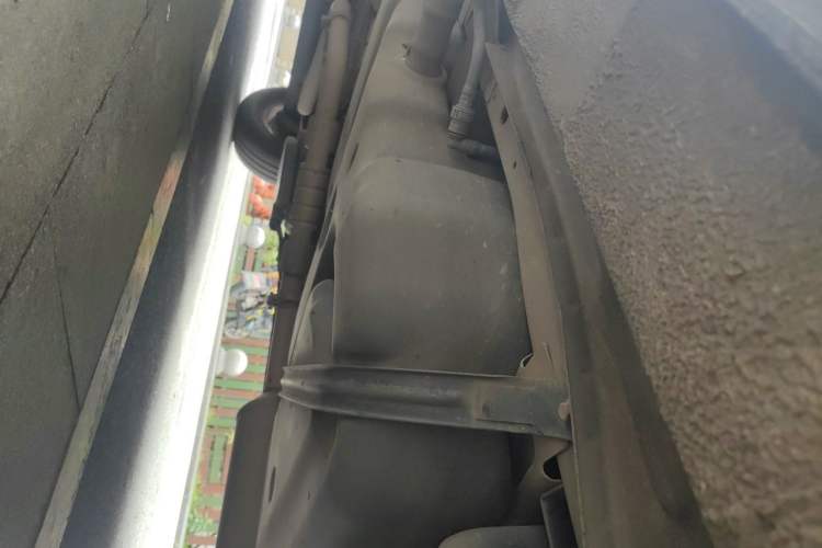 Used SAIC MAXUS Xintu V80 2019 2.0T Plus AMT Aoyuntong Short Wheelbase Ultra-Low Roof 5/6-Seater Chassis Front Right