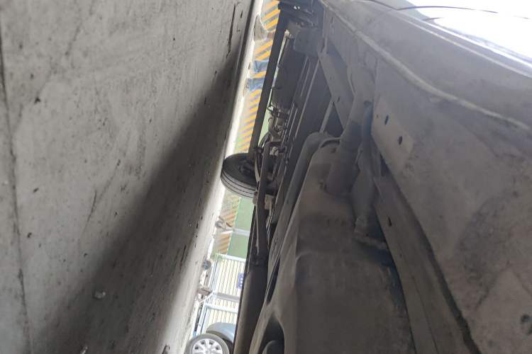 Used SAIC MAXUS Xintu V80 2019 2.5T Classic Model 6-Speed Manual Aotong Long Wheelbase Mid-Height 7-Seater Chassis Front Right