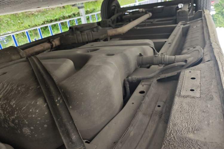 Used SAIC MAXUS Xintu V80 2019 2.0T Plus 6-speed Manual – Aotong Long Wheelbase Mid-Height 7-Seater Chassis Front Right