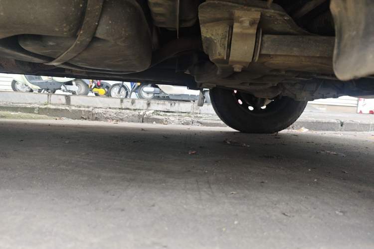 Used SAIC MAXUS Xintu V80 2019 2.5T Classic Model 6-Speed Manual Aotong Long Wheelbase Mid-Height 7-Seater Chassis Front Right