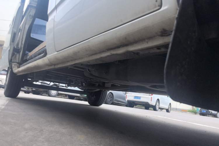 Used SAIC MAXUS Xintu V80 2019 2.5T Classic Model 6-Speed Manual Aotong Long Wheelbase Mid-Height 7-Seater Chassis Front Right