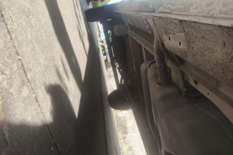 Used SAIC MAXUS Xintu V80 2019 2.5T Classic Version 6-Speed Manual – Aoyuntong Modified Long Wheelbase Mid-Height 7-Seater Chassis Front Right