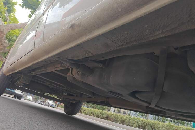 Used SAIC MAXUS Xintu V80 2019 2.5T Classic Model 6-Speed Manual Aotong Long Wheelbase Mid-Height 7-Seater Chassis Front Right