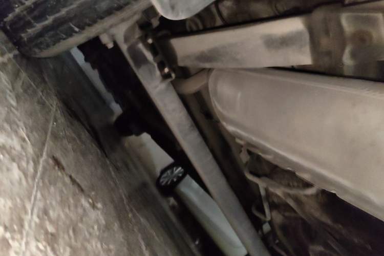 Used SAIC MAXUS Xintu V80 2019 2.0T Plus AMT Aoyuntong Long Wheelbase Mid-Roof 7-Seater Chassis Front Right