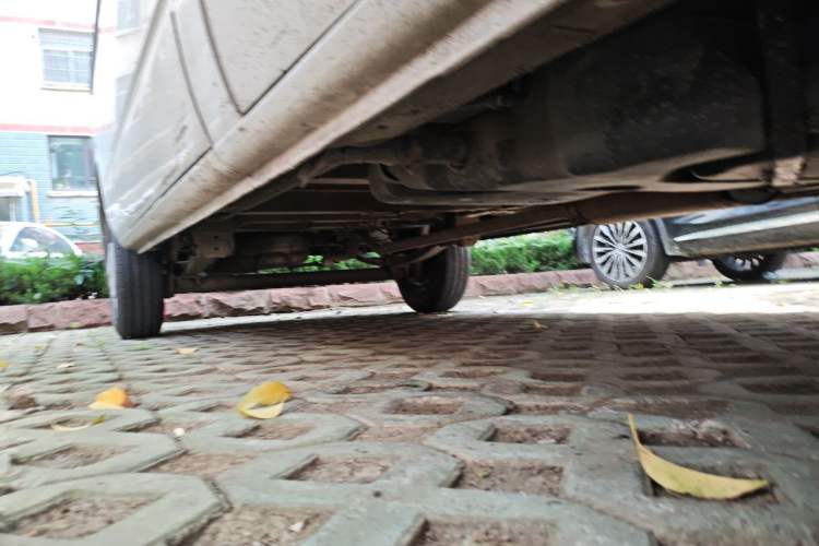 Used SAIC MAXUS Xintu V80 2019 2.5T Classic Model 6-Speed Manual Aotong Long Wheelbase Mid-Height 7-Seater Chassis Front Right