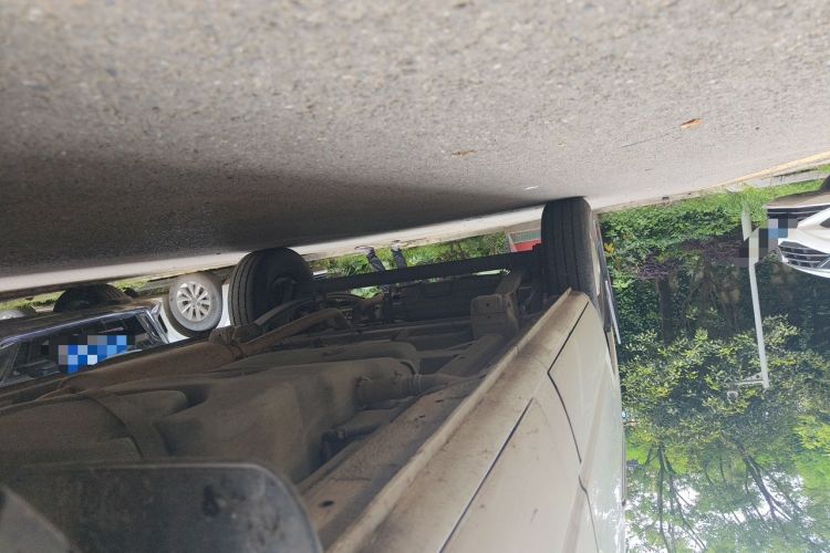 Used SAIC MAXUS Xintu V80 2019 2.5T Classic Edition 6-Speed Manual – Aoyuntong Short Wheelbase Mid-Height Design 5/6 Seats Chassis Front Right